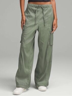 Lululemon✨LIKE NEW✨Lightweight Adjustable Mid-Rise Cargo Pant✨Grey Eucalyptus✨L